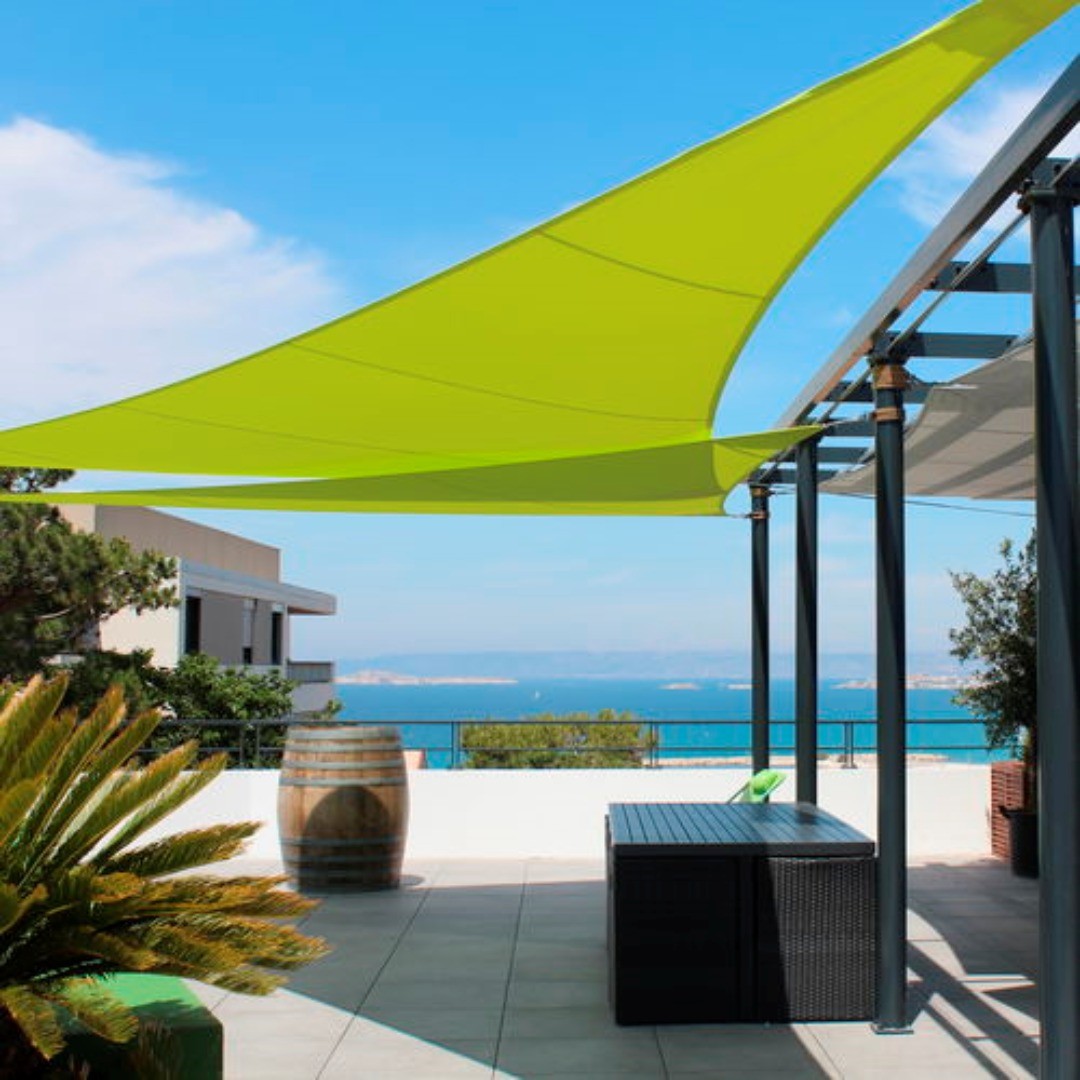 Levante una vela parasol y el patio se convertirá en una atracción instantánea.