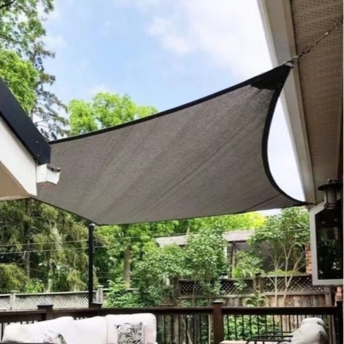 Una vela parasol es un dispositivo utilizado para protegerse del sol al aire libre.